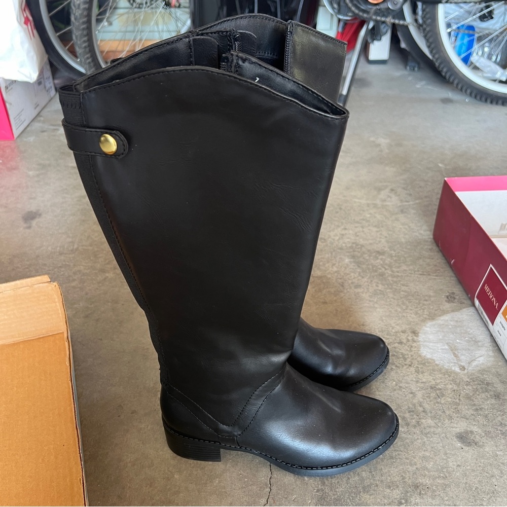 Black knee boots